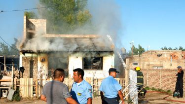 El incendio en el que murió la testigo ocurrió ayer a la tarde. (Gentileza Zapala 8340).-