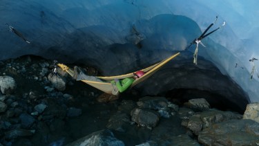 Una siesta en el refugio Hielo Azul de cara al glaciar.
