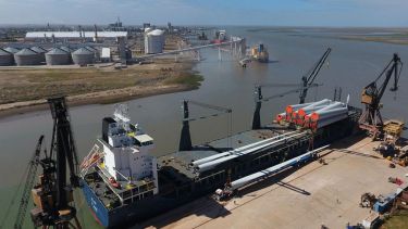 Las descargas de aspas para parques eólicos se realizaron en paralelo mientras operaba la barcaza licuefactora Tango FLNG. 