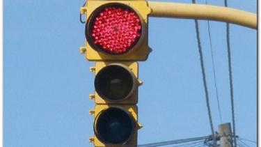 Las cámaras para realizar las fotomultas están instaladas en los semáforos. Archivo