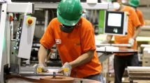 Imagen de El gobierno ayudará a pagar sueldos a pymes y habrá créditos para monotributistas