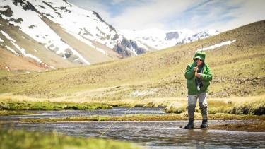 Victor @puyen_journey trabajando para sacar la marrón en la pinta de su sedal a mil metros de la desembocadura a la laguna Varvarco Campos. Los sorprendió los espectaculares escenarios que ofrecen los arroyos y lagunas del norte neuquino. Fotos de Fer Natalucci.