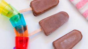 Paletas de helado de chocolate fáciles para combatir el calor