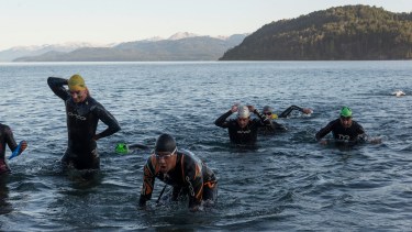 La edición 2020 del Escape de la Isla Huemul tuvo una apasionante competencia en natación. Foto: Marcelo Martinez
