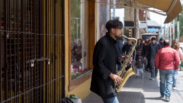 Marcelo Arquiel, de Mar del Plata, prefiere el jazz y los clásicos. Ahora toca en la calle Mitre. Foto: Marcelo Martínez
