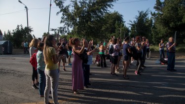 Un grupo numeroso de pasajeros bloqueó la salida de la terminal de Bariloche para exigir una solución. Foto: (Marcelo Martínez)