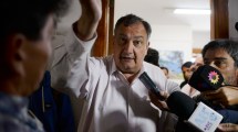 Imagen de A pesar de los rechazos, Gennuso avanzará en las combis para turistas