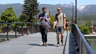 El puente en la plaza Pagano fue parte de la total renovación del emblemático espacio verde. 