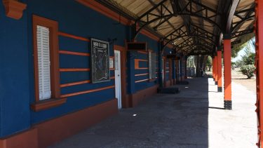 “Hemos avanzado mucho en las obras con los baños, los apeaderos y se trasladó el juzgado de Paz que tenía su sede en la estación”, afirmó la intendenta. (Gentileza).-