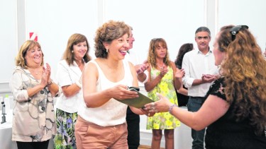 La gobernadora entregó vehículos a los consejos escolares. El acto también sirvió para la distribución de 15 unidades.