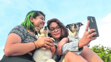 Las mascotas también son parte del universo del autorretrato fotográfico. (Yamil Regules).-