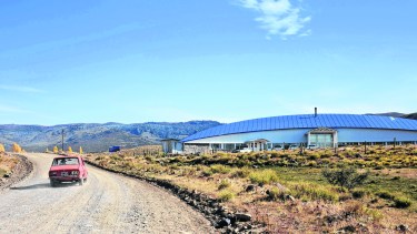 El edificio con forma de medialuna se ubica sobre la ruta 18, a unos 13 kilómetros de Aluminé. (Archivo)