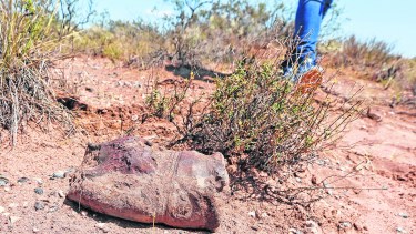 Una bala de cañón de 105 milímetros detonada se puede ver al descubierto en plena superficie. Foto Juan Thomes. 