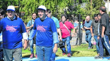 El gobernador neuquino habló ayer con la prensa tras la inauguracón de una colonia de vacaciones en la capital provincial. Estuvo con el intendente Mariano Gaido. 