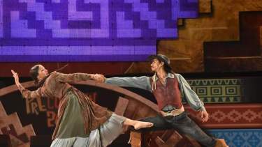 Los hermanos Sánchez en el escenario que definió a los artistas que estarán desde el 25 en Cosquín.