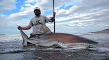Imagen de El pescador de tiburones que los devuelve al mar en el Camino de la Costa