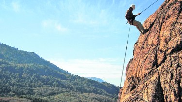 La escalada deportiva tiene muchos adeptos en Bariloche y comienza a ser regulada. Archivo