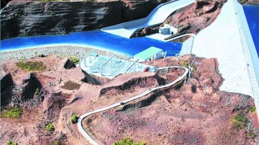 La obra contempla un gran embalse que permitirá además regular el caudal del virulento río Neuquén. 