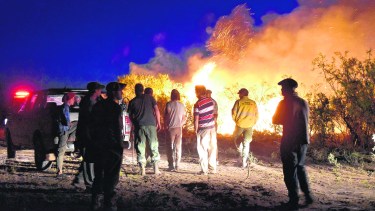 Trabajo sin descanso para controlar el fuego. Las llamas arrasaron con mucha vegetación en los campos de la zona. (Foto: Jorge Tanos)