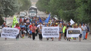 Cientos de personas marcharon a favor de la minería en Jacobacci