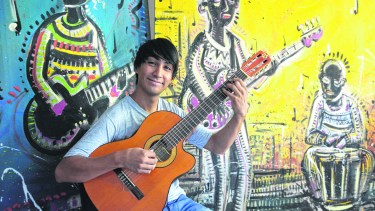 Jonathan Ceballes se encarga de dirigir a los músicos de la delegación.