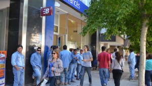 Sin atención por ventanilla y con turno previo: vuelven a abrir los bancos