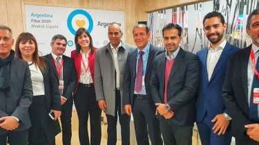 Omar Gutiérrez junto a Marisa Focarazzo y otros representantes de localidades turísticas. 