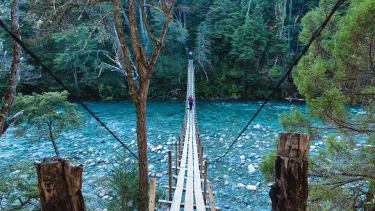 El puente colgante en el río Azul en la Comarca Andina. Foto: Turismo El Bolsón.