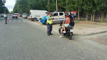 La policía ubicó controles en distintos puntos de la ciudad. (Foto: Gentileza.-)
