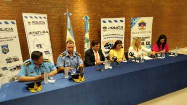 La ministra Merlo, policía, y el jefe de los fiscales encabezan la conferencia sobre la investigación del homicidio del policía en Cutral Co. (Archivo gentileza @tambonic).-