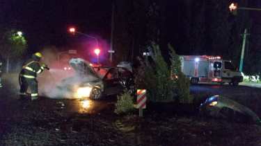 Cuatro heridos y dos autos incendiados tras un choque en J.J. Gómez