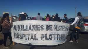 Desocupados del hospital de Plottier levantaron el corte de la Ruta 22 en Arroyito