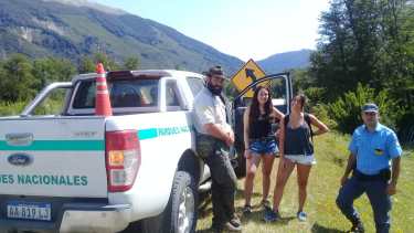 Lucila Carlsson y Florencia Glabauer, oriundas de Capital Federal, después de haber sido encontradas sanas y salvas. (Gentileza).-