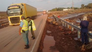 Alrededor de las 20:30 hs liberaron ruta 237, km 1300 en  Villa El Chocón.  Foto: Oscar Livera.