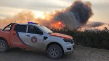Imagen de Siguen los trabajos para contener el incendio de campos en Guardia Mitre