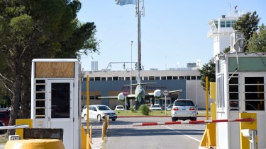 Uno de los puntos a resolver es el ingreso y egreso de vehículos al aeropuerto Presidente Perón. Foto: Florencia Salto