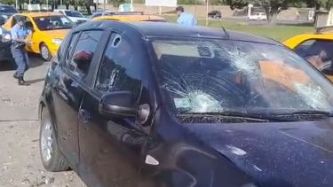 Así quedó el Renault Sandero luego de que sus dueños quisieron defender a la hija agredida por una patota. Foto Captura video Prensa Policía de Neuquén