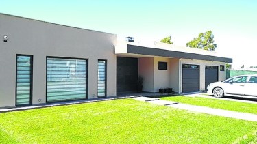 La fachada concentra el ingreso principal al área social de la vivienda y, a su derecha, el sector de los servicios.