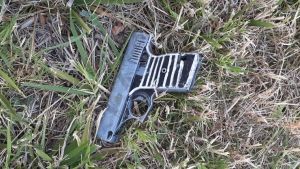 Un grupo de jóvenes encontró una pistola cargada en San Patricio del Chañar