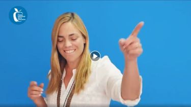 ¿La viste? Emilia Soria bailó con Los Palmeras en la previa de la Fiesta de la Manzana