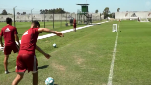 Juanfer Quintero hizo gala de su pegada en el entrenamiento de River