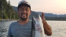 Imagen de Video: pescó una trucha de 7,3 kilos en Bariloche y la hinchada festejó en el gomón