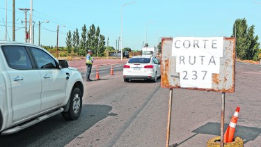 Efectivos policiales advierten del desvío antes de la rotonda de Arroyito y derivan a Plaza Huincul.