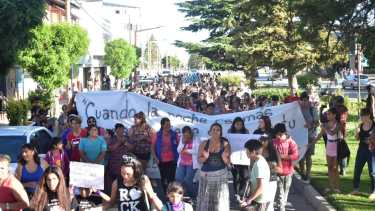 Mil personas marcharon por el centro de Zapala. Foto: Alexis Ulloa. 