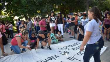 Autoconvocados a través de las redes, los zapalinos marcharon el miércoles en contra de la violencia familiar y en apoyo a los hermanos Jara. 