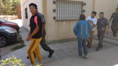 Matías, de negro, y su hermano Fernando, de blanco, en Tribunales de Zapala. De espaldas, la madre Hilda. (Archivo)