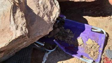 Rescataron a una mujer que fue aplastada por una piedra de gran tamaño en el lago Mari Menuco. Foto: Gentileza