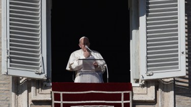 El Sumo Pontífice en la mañana del 1° de enero, durante el Angelus en la plaza San Pedro - Foto: AP.