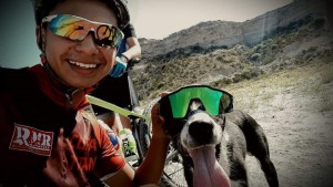 Andaban en bici, encontraron un perrito abandonado y lo cargaron para asistirlo