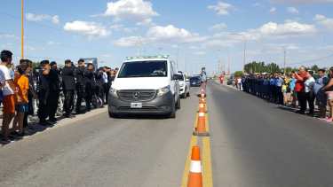 Pasadas las 18.30 llegaron a Huincul los resto del policía asesinado, escoltado por compañeros.